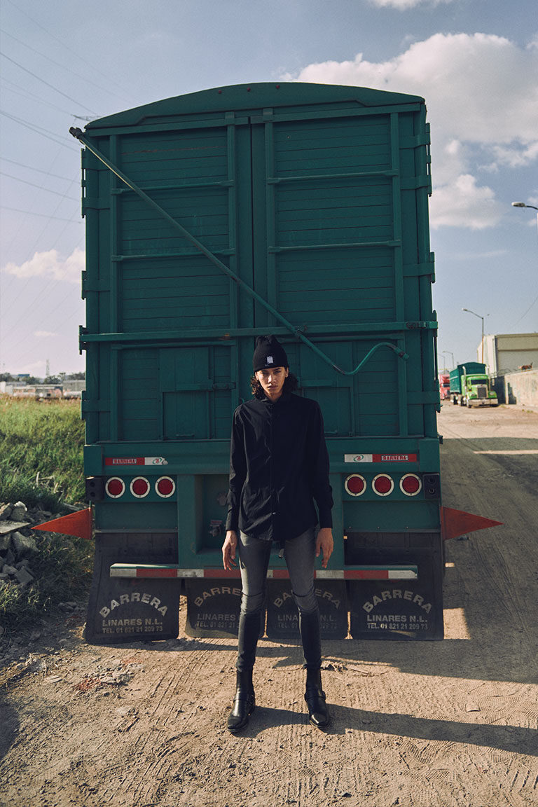 Lobo con piel de oveja Caravana Americana